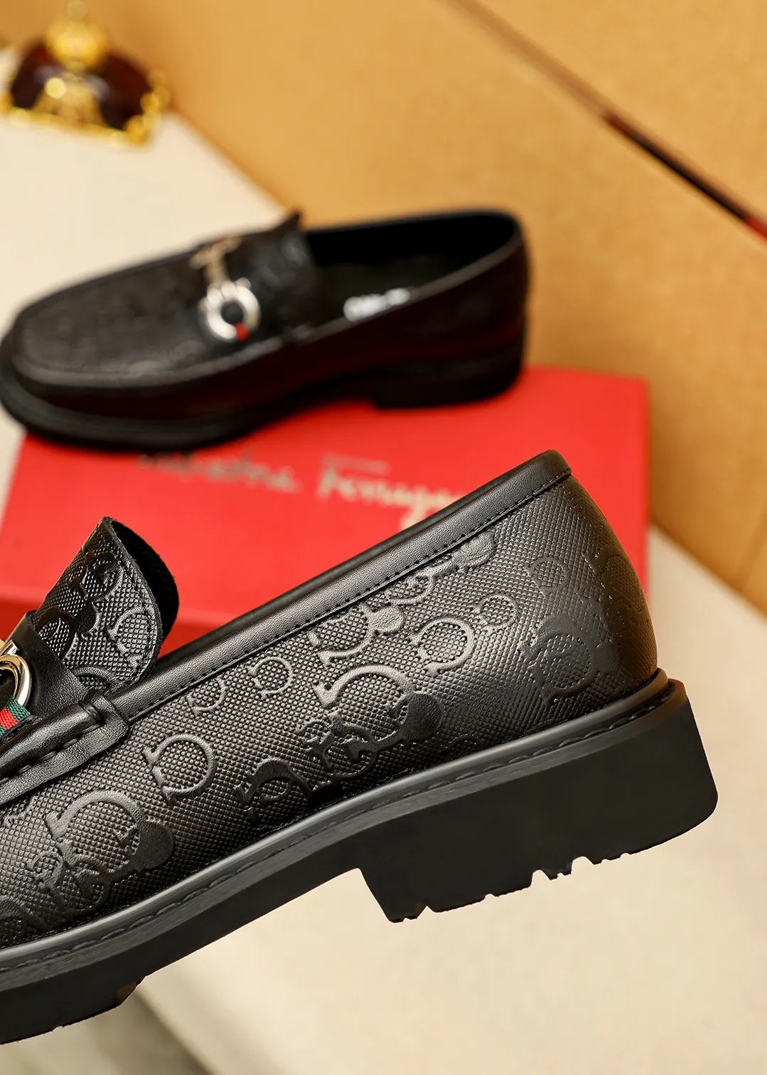 Men's shoes 💰520 💐 Product trademark: Ferragamo "Ferragamo" casual leather shoes Regular size: 38-44 (45.46🉑️customized) Product materials: Selected imported first-layer calfskin embossed upper + original hardware buckle, imported water-dyed cow leather lining. Strong three-dimensional visual effect, original outsole color: 1⃣️color optional